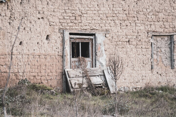 Casa abandonada de adobe