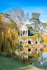 Obraz premium Vincennes, the temple of love and artificial grotto on the Daumesnil lake, in the public park, in autumn 