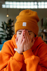 Dziewczyna w pomarańczowej czapce - obrazy, fototapety, plakaty