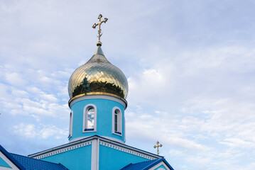 Fototapeta na wymiar Dome of an Orthodox church against the sky
