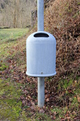 M&uuml;llbeh&auml;lter am Waldweg.