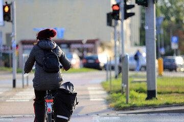 Kobieta na rowerze z plecakiem jedzie ścieżką rowerową w mieście, Wrocław.	 - obrazy, fototapety, plakaty