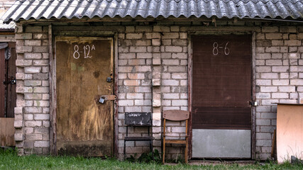 Naklejka premium old wooden door
