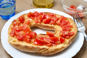 Pane frisella con pomodorini e olio di oliva