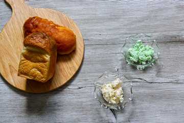 ホイップクリームとまな板にのせたパン