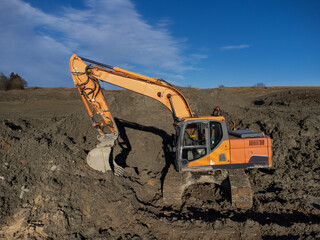 Bagger in Lehmgrube