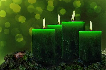 Vier brennende Kerzen, Advent. 4. Advent, grüne Kerzen, Bokeh im Hintergrund, neutral
