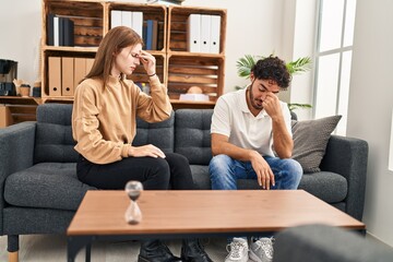 Obraz premium Man and woman arguing having couple therapy at psychology center