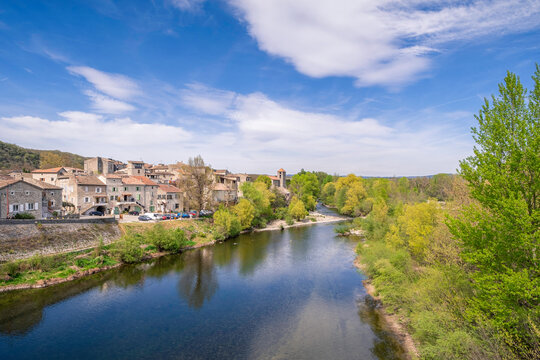 France, Ard&egrave;che (07), le village de Lanas sur la rive droite de la rivi&egrave;re Ard&egrave;che, en amont des Gorges. 