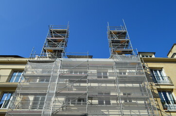 Façade d'immeuble avec un échafaudage.