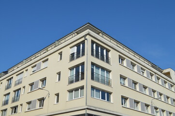 Fototapeta na wymiar Angle d'un immeuble.