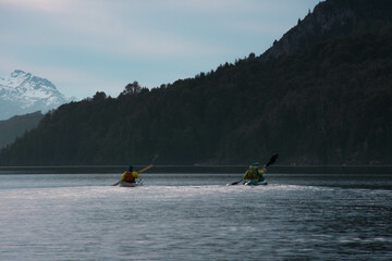 dúo de kayaks andando en el agua