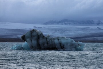 Mniejsze i większe odłamki lodowca w jeziorze Jökulsárlón, Laguna Lodowcowa, Islandia (5) /...
