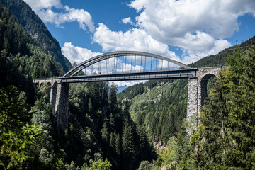 Alte Steinbrücke in den Alpen