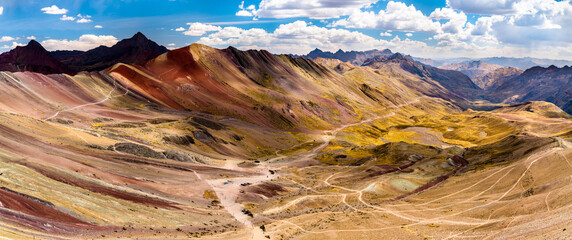 Andeslandschap bij Vinicunca Rainbow Mountain bij Cusco in Peru