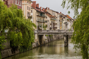 Fototapeta na wymiar Riverside buildings and the Cobblers bridge in Ljubljana, Slovenia