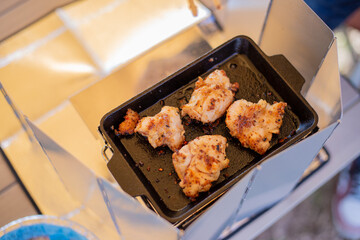 バーベキューで味つきチキン
