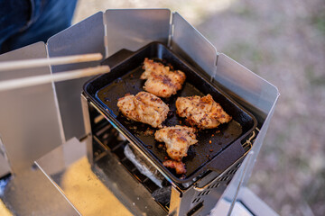 バーベキューで味つきチキン