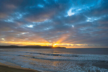 Obraz premium Cloudy aerial sunrise seascape