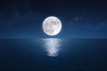 Volle maan boven de vredige zee (afbeelding van elementen van de maan geleverd door NASA)
