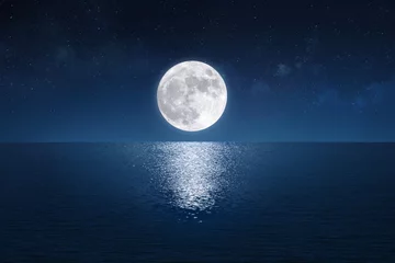 Papier Peint photo Lavable Réflexion Pleine lune sur la mer paisible (Éléments de l& 39 image de la lune fournis par la NASA)
