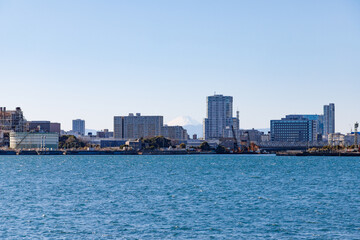 Obraz premium Zatoka Tokijska, obszar Shibaura i góra Fuji widziane z parku Shiokaze