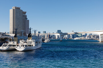 東京湾、岸壁に停泊する船と背景に見える首都高、港区方面のビル群