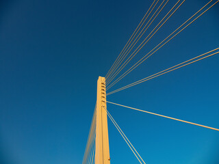 Fototapeta premium 夕陽に照られた吊橋の柱とワイヤー