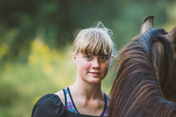 Naklejka premium Mädchen mit Pony