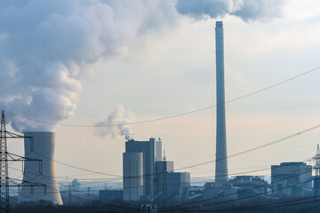 Obraz premium industrieanlage im Ruhrgebiet / Kraftwerk mit Hochspannungsmast und Stromleitungen
