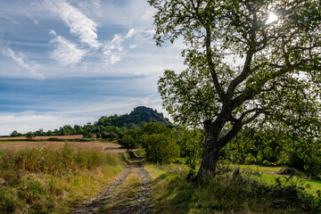 Paysage en Auvergne par temps nuageux sur un chemin de randonnée