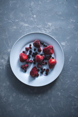 Obstteller mit Beeren