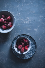 Beeren in Schüssel. Gefrorene Beeren