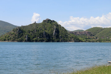 lago del turano e castel di tora