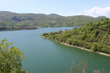 Fototapeta na wymiar lago del turano e castel di tora