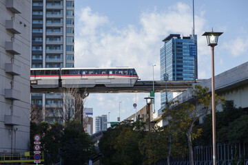 モノレールが高架を走っていく　港区、海岸地区の風景