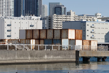 Fototapeta premium コンテナと湾岸の倉庫群 港区、海岸地区の風景