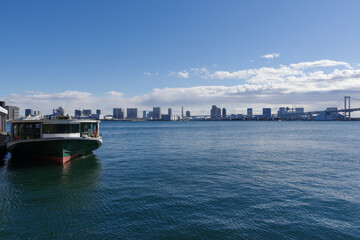 日の出桟橋から見える、東京湾お台場方面の風景