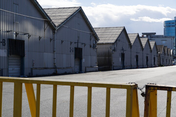 三角屋根の倉庫が港に建ち並ぶ　港区、海岸地区の風景