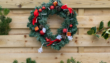 Weihnachtskranz Dekoration an einer Holzwand als Hintergrund