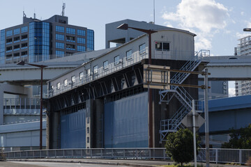 水門の大きな建物　港区、海岸地区の風景