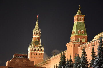 Fototapeta premium Moscow Kremlin and Spasskaya Tower at night