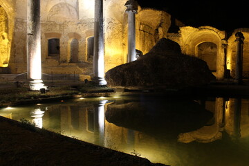 villa Adriana antiche rovine con acqua specchiata