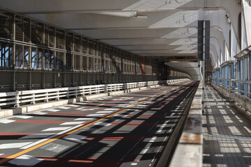 レインボーブリッジの道路部分から見える風景　人も歩いて橋を渡ることができる