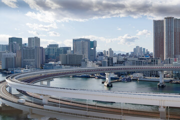Naklejka premium レインボーブリッジの道路部分から見える風景 人も歩いて橋を渡ることができる