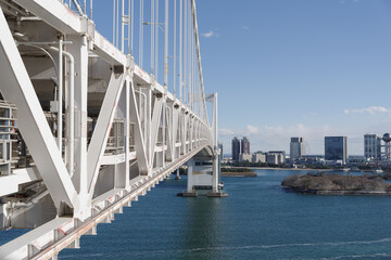 Obraz premium レインボーブリッジの道路部分から見える風景 人も歩いて橋を渡ることができる