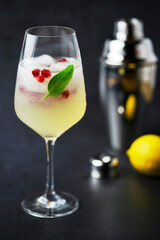 Cocktail mit Limoncello, Vodka, Zitronenlimonade, Prosecco und Granatapfelkernen 