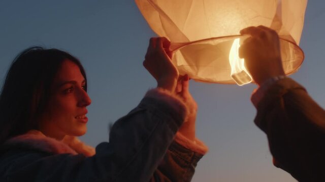 Coppia festeggia il nuovo anno con la lanterna cinese la notte in campagna