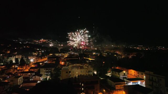 Fuochi d'artificio ripresi col drone durante il capodanno in Italia.
Vista aerea dei fuochi d'artificio sullo skyline di Roma.