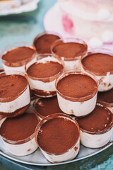 Bandeja llena de postres individuales de tiramisu